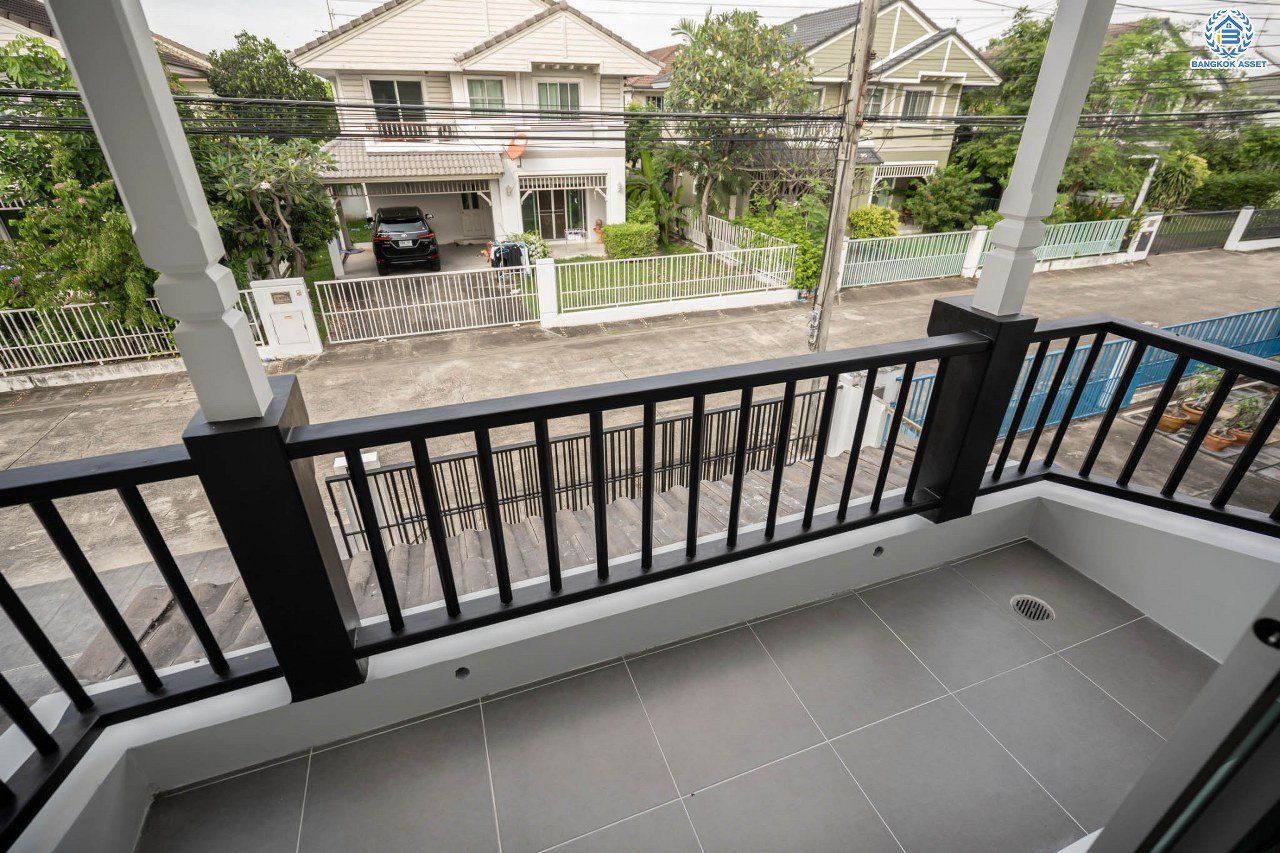 บ้านมือสองตกแต่งใหม่ โครงการ พฤกษ์ลดา พุทธสาคร แบรนด์ LH รองรับทุกความสุข เนื้อที่ 53.1 ตร.ว. ฟังก์ชัน 3 ห้องนอน 2 ห้องน้ำ จอดรถได้ 2 คัน บนทำเลใกล้ The Mall บางแค และเชื่อมต่อถนนเพชรเกษม, ถนนพุทธมณฑลสาย4 ใกล้โครงการรถไฟฟ้าสายสีน้ำเงิน "สถานีหลักสอง"